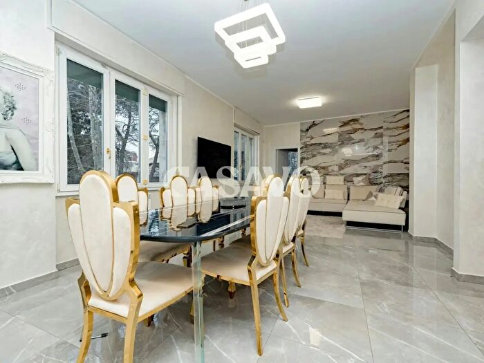 Appartamento quadrilocale in vendita in Via Locatelli, Legnano