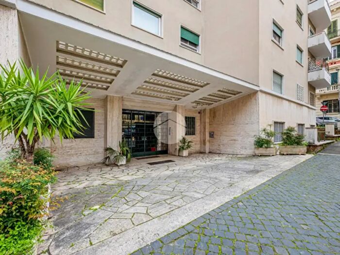 Appartamento con 5 locali in vendita in Via S Marino, Roma