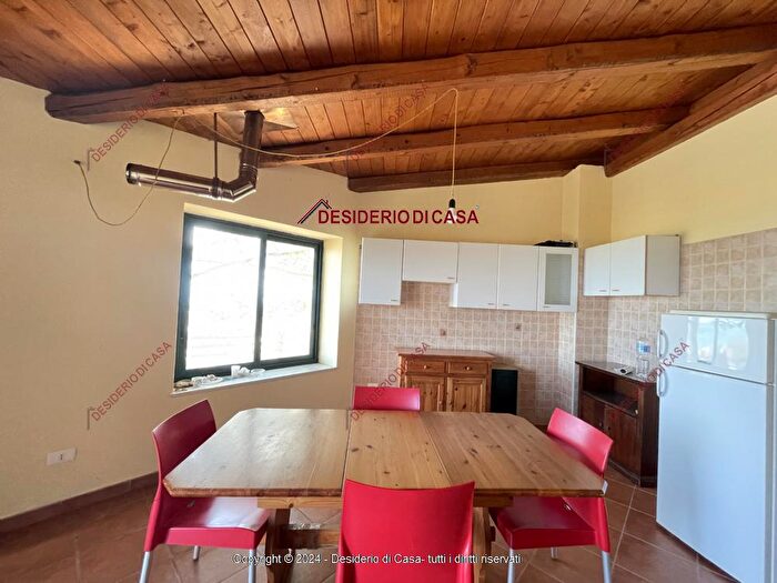 Casa con 14 locali in vendita in Campofelice Di Roccella