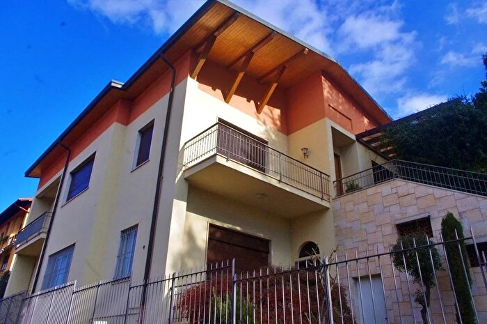 Casa con 6 locali in vendita in Cassano Magnago, Cassano Magnago