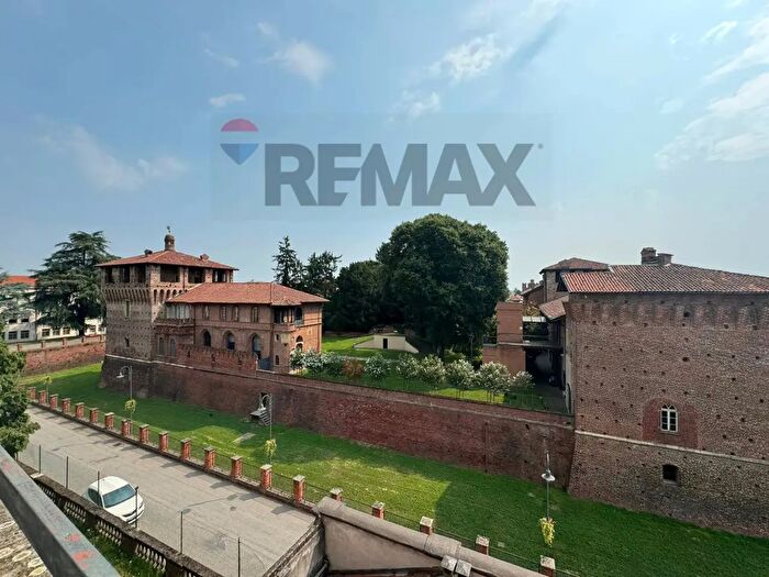 Appartamento con 6 locali in vendita in Piazza Martiri della Libertà, Galliate