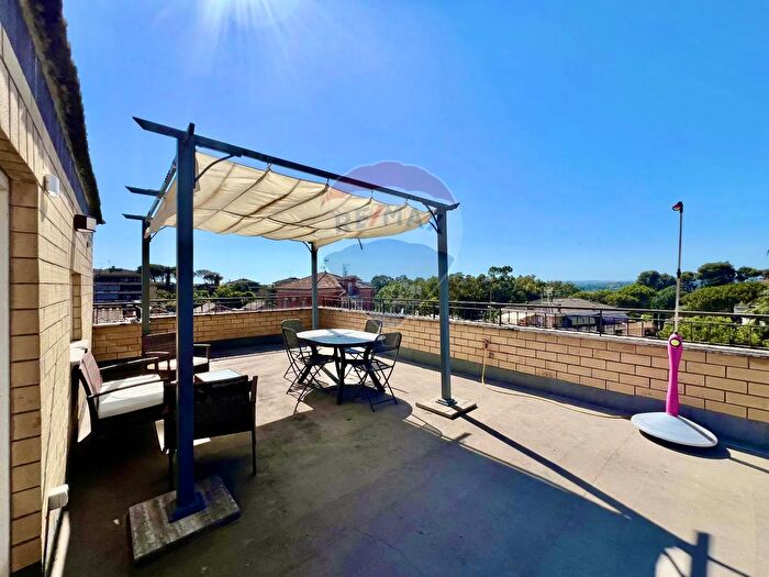 Appartamento con 6 locali in vendita in Via Cirincione, Roma