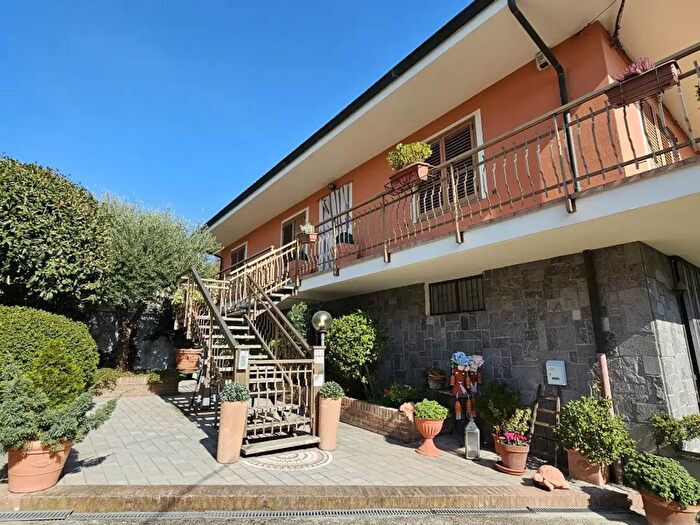 Casa con 5 locali in vendita in Via Gennaro Ernesto, Robella