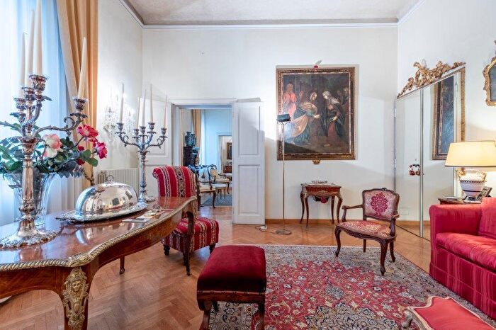 Appartamento con 8 locali in vendita in Pisa