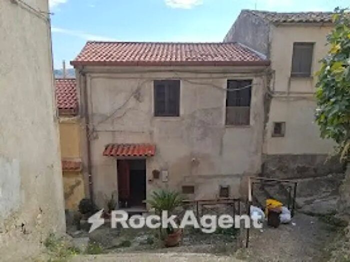 Casa bilocale in vendita in Vico Nocera, Gioiosa Ionica