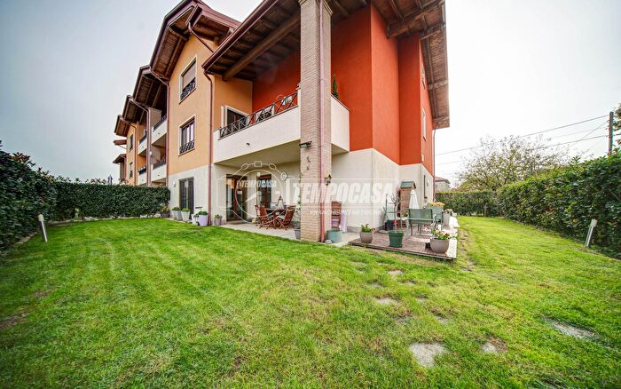 Appartamento quadrilocale in vendita in Via Manzoni, Buguggiate