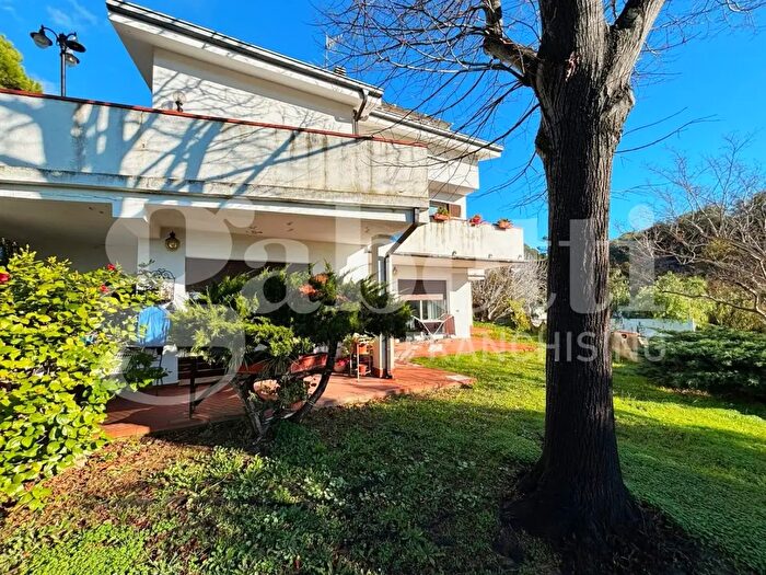 Appartamento con 6 locali in vendita in Strada Massabovi, Imperia