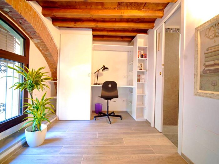 Appartamento quadrilocale in affitto in Piazza dei Pazzi, Duomo, Firenze