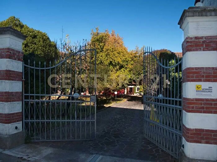 Casa con 13 locali in vendita in Coseano