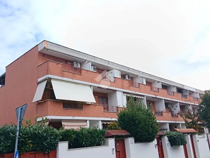 Appartamento trilocale in vendita in Via Alberobello, Roma