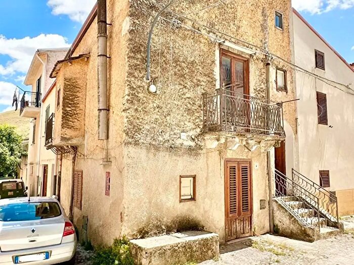 Casa trilocale in vendita in Palazzo Adriano