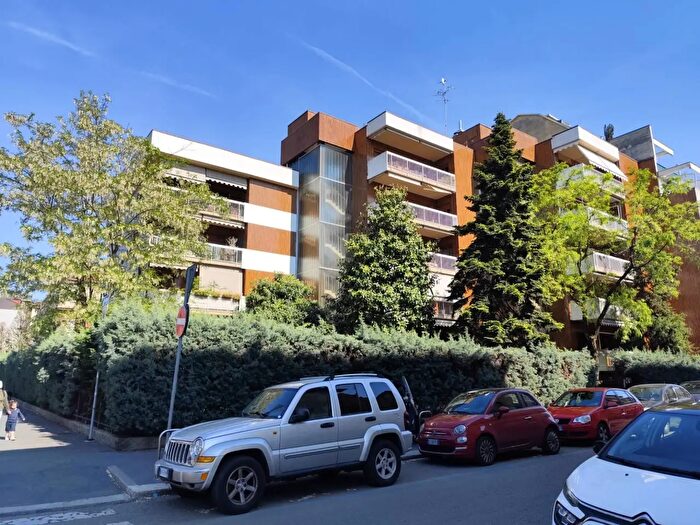 Appartamento con 5 locali in vendita in Via Giacinto Bruzzesi, Milano