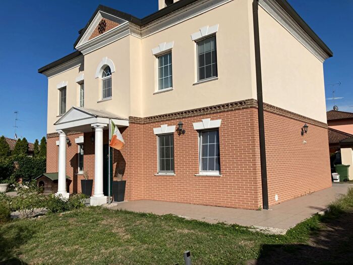 Casa con 5 locali in vendita in Via Milano, Castello DAgogna