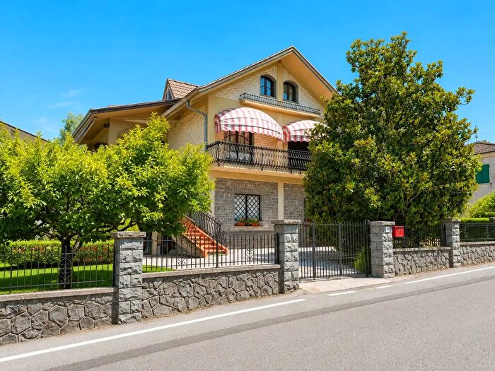 Casa con 14 locali in vendita in Minucciano