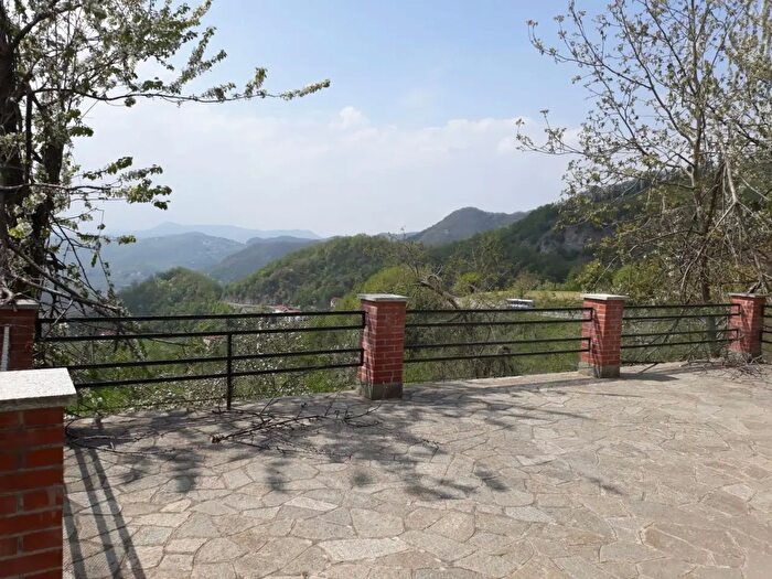 Appartamento con 5 locali in vendita in Via Busalla, Crocefieschi