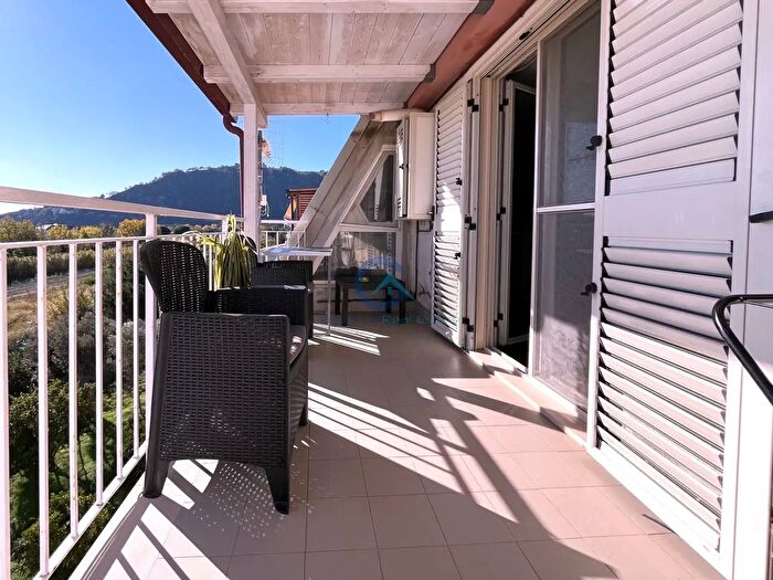 Appartamento trilocale in vendita in Via delle Rose, Squillace