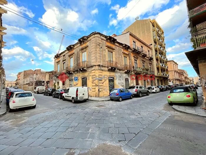 Appartamento con 8 locali in vendita in Via d'Amico, Catania