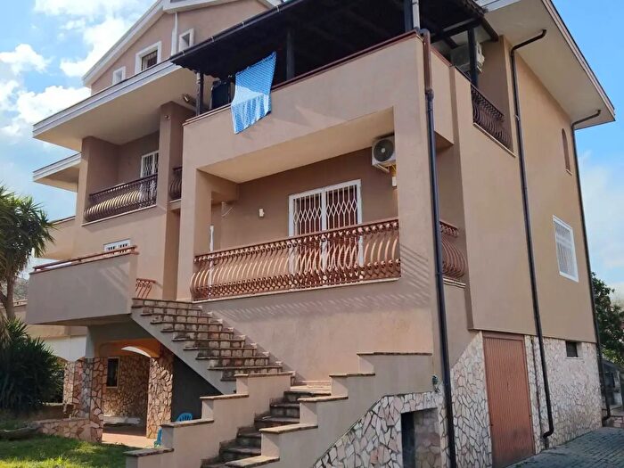 Casa con 11 locali in vendita in Via Piemonte Snc, Rende