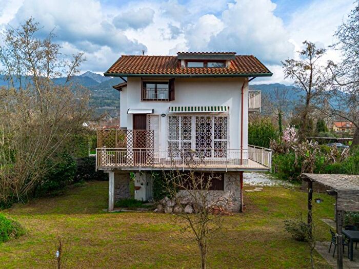 Casa con 6 locali in affitto in Via Silcia, Marina Verde Renella, Montignoso