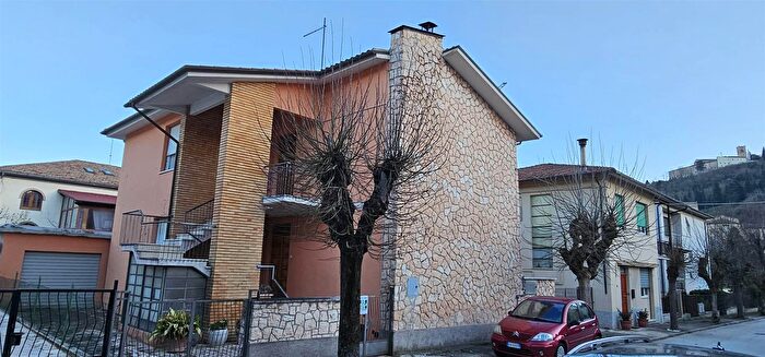 Casa con 6 locali in vendita in San Severino Marche
