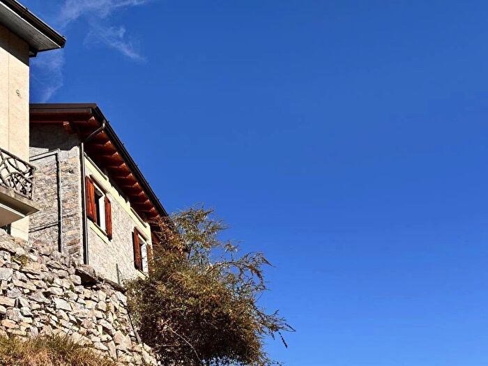 Casa quadrilocale in vendita in Dizzasco