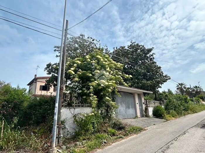 Casa trilocale in vendita in Via dei Pini, Aprilia