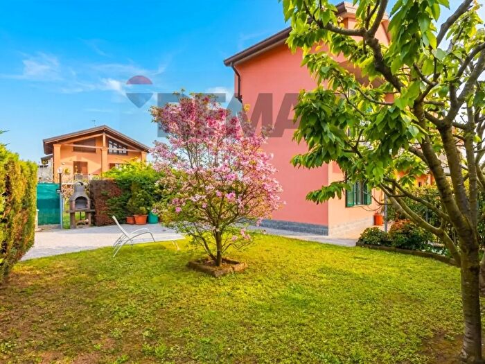 Casa quadrilocale in vendita in Via San Biagio, Casatenovo