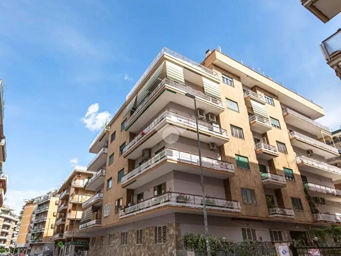 Appartamento trilocale in vendita in Via Santa Bernadette, Roma