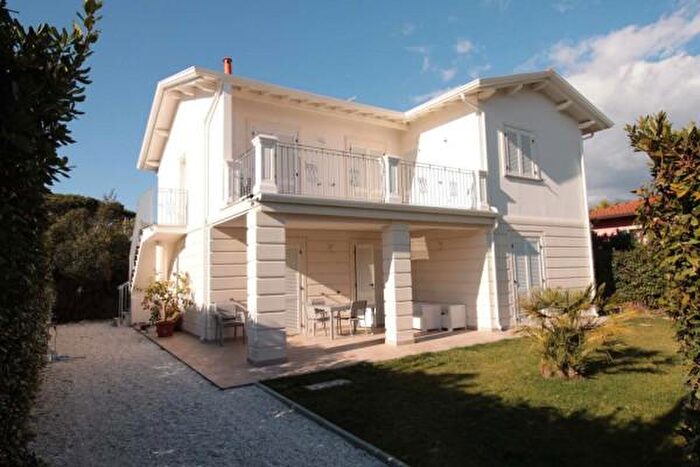 Casa con 6 locali in affitto in Forte Dei Marmi