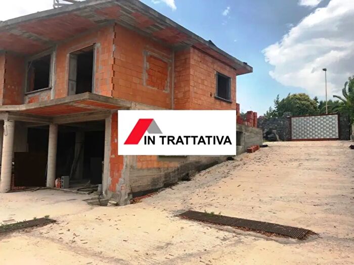 Casa con 8 locali in vendita in Gravina Di Catania