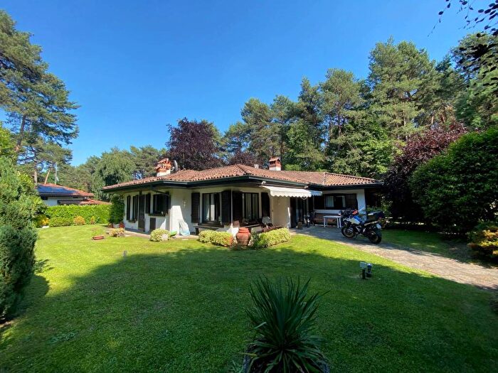 Casa con 6 locali in affitto in Via delle Ginestre, La Pinetina, Appiano Gentile