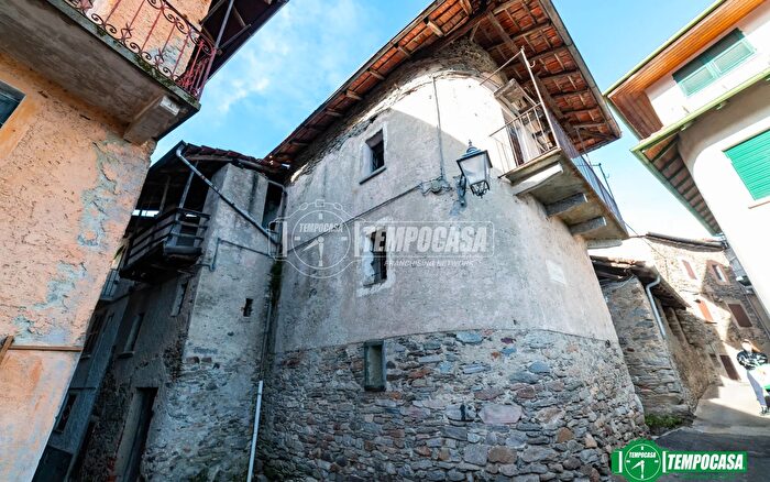Casa trilocale in vendita in Via Regina Margherita Calogna, Lesa