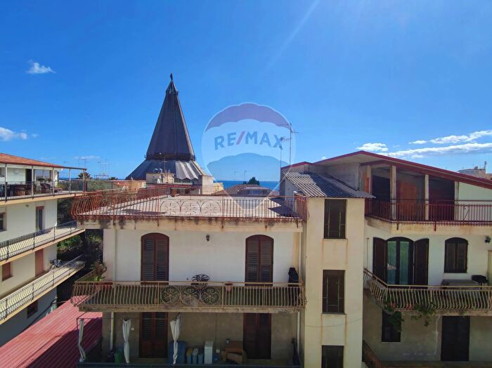 Appartamento trilocale in vendita in Via Marsala, Giardini Naxos