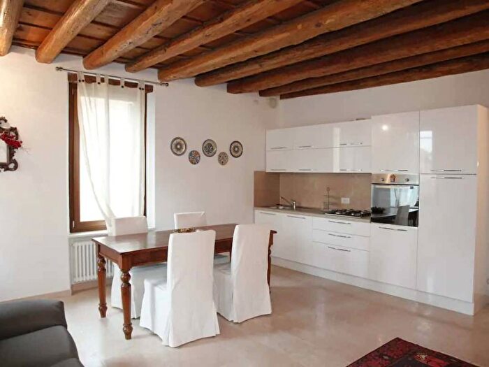 Appartamento trilocale in affitto in Via Seminario, Veronetta, Verona