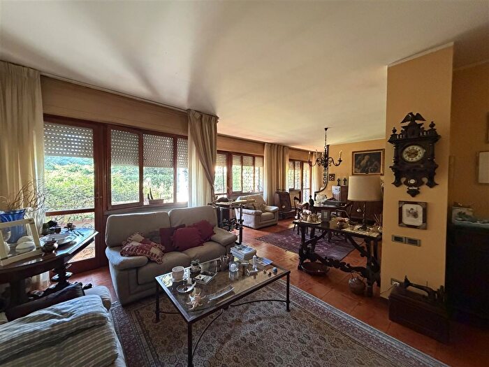 Appartamento con 7 locali in vendita in Pietro Tacca, Massa