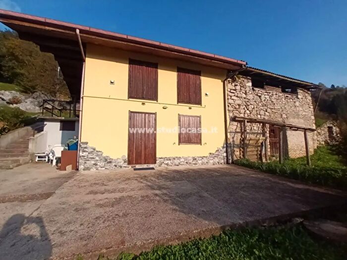 Casa trilocale in vendita in Via Piazzo, San Giovanni Bianco