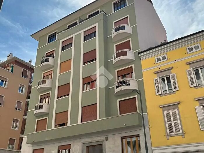 Appartamento trilocale in vendita in Via del Coroneo, Trieste