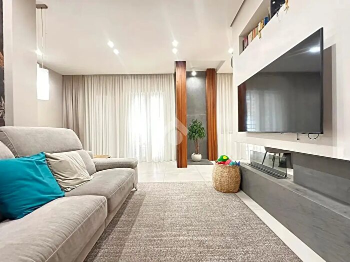 Appartamento con 5 locali in vendita in Via S Giacomo dei Capri, Napoli