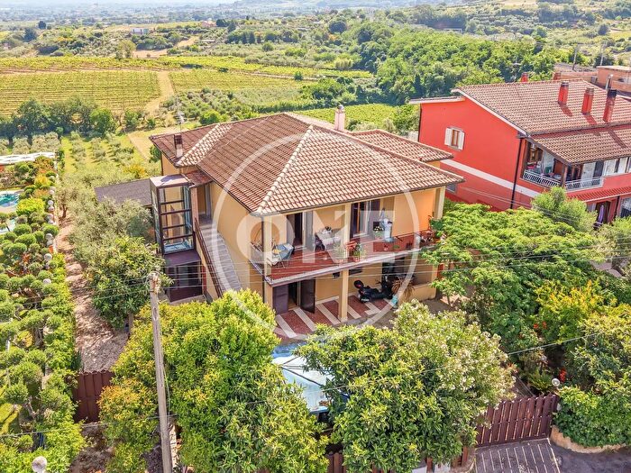 Casa con 6 locali in vendita in Via di Fontana Candida, Roma
