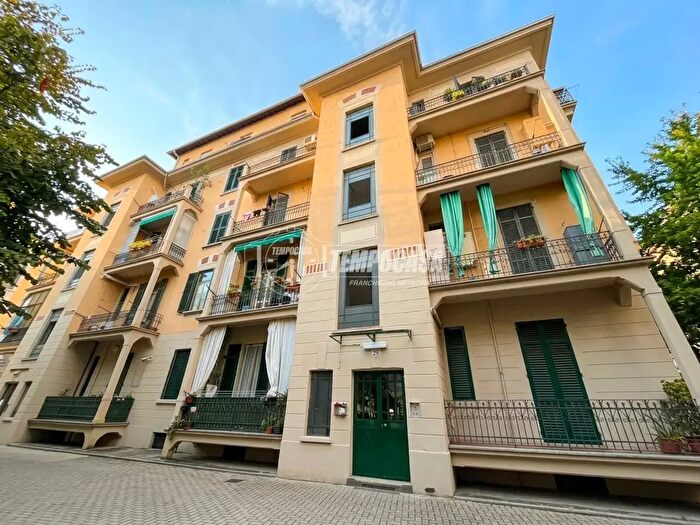 Appartamento trilocale in vendita in Via Francesco Azzi, Torino