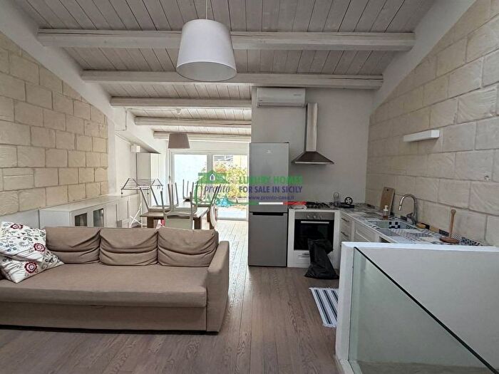 Casa quadrilocale in affitto in VIA RUGGERO SETTIMO, Centro, Ragusa