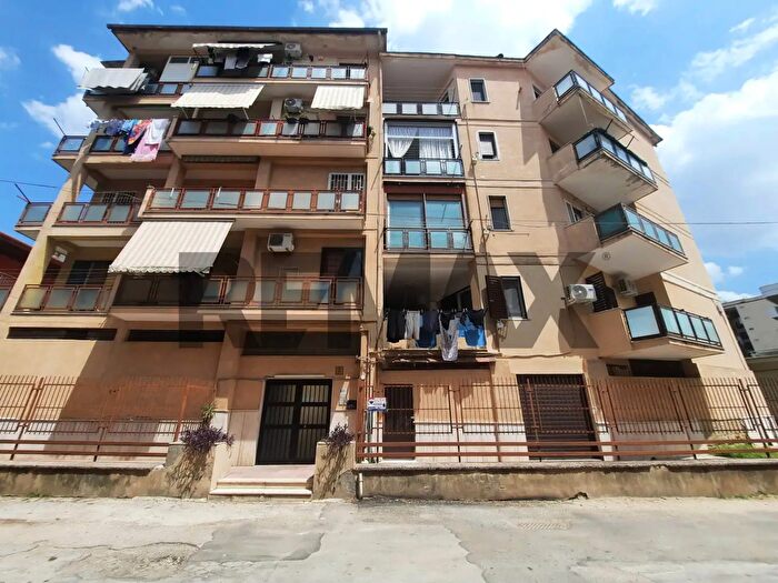 Appartamento con 5 locali in vendita in Via Padova, Casoria