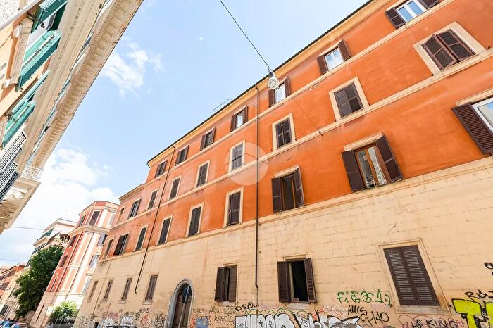 Appartamento trilocale in vendita in Via Luciano Manara, Roma