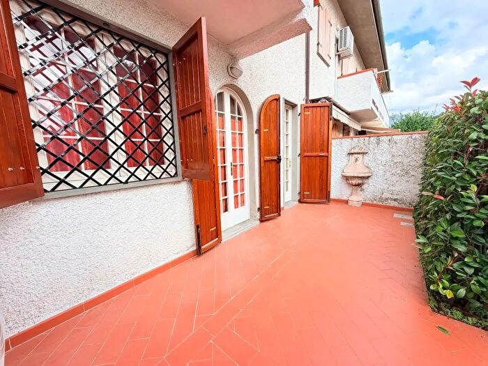 Casa quadrilocale in vendita in Massa