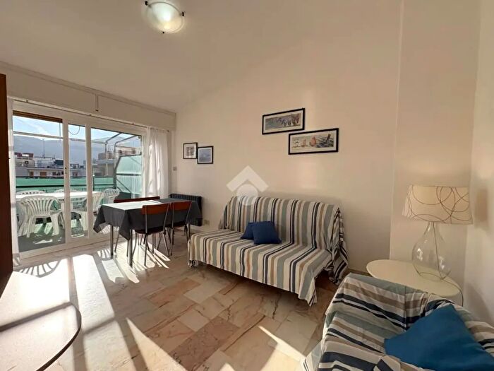 Appartamento trilocale in vendita in Via Venezia, Loano