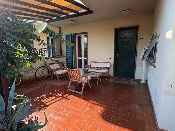 Casa con 5 locali in vendita in Massa