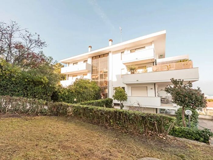 Appartamento con 9 locali in vendita in Via Monte Cimone, Montesilvano