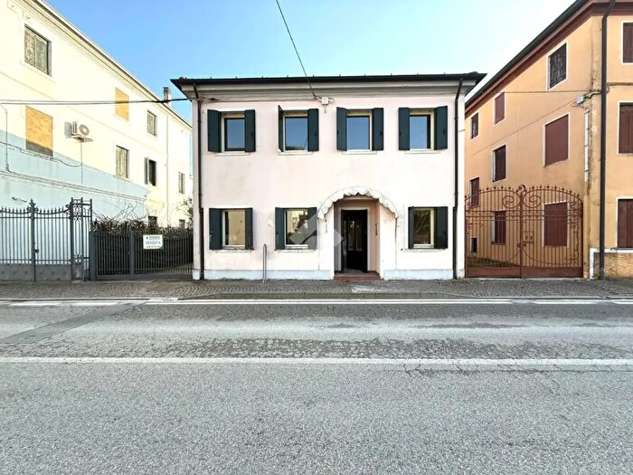 Casa con 9 locali in vendita in Tombolo