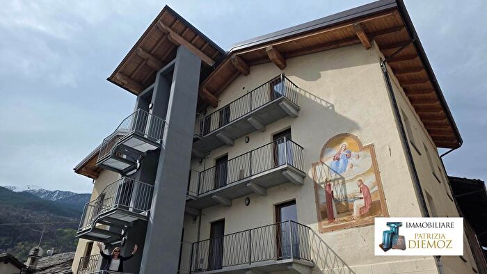 Appartamento trilocale in vendita in Via Risorgimento, Nus