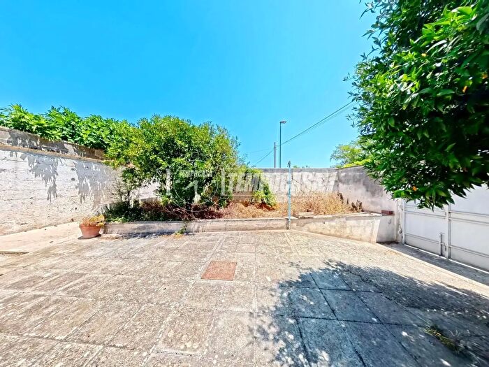 Casa con 9 locali in vendita in Via Ss Medici, Bagnolo Del Salento